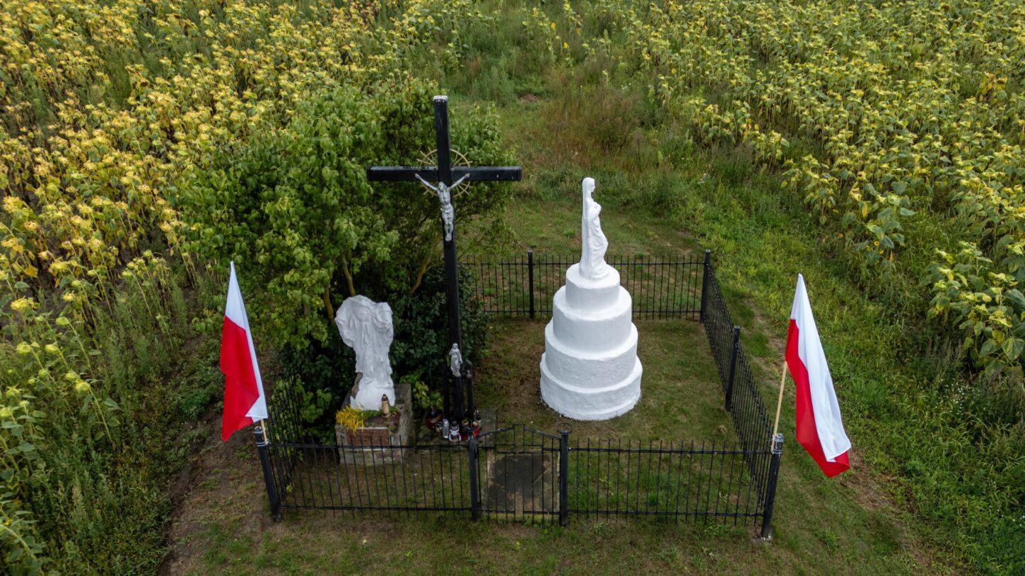 Przygotowania do pogrzebu 55 ofiar zbrodni wołyńskiej, 29.08.2026 r. Fot. PAP/Vladyslav Musiienko