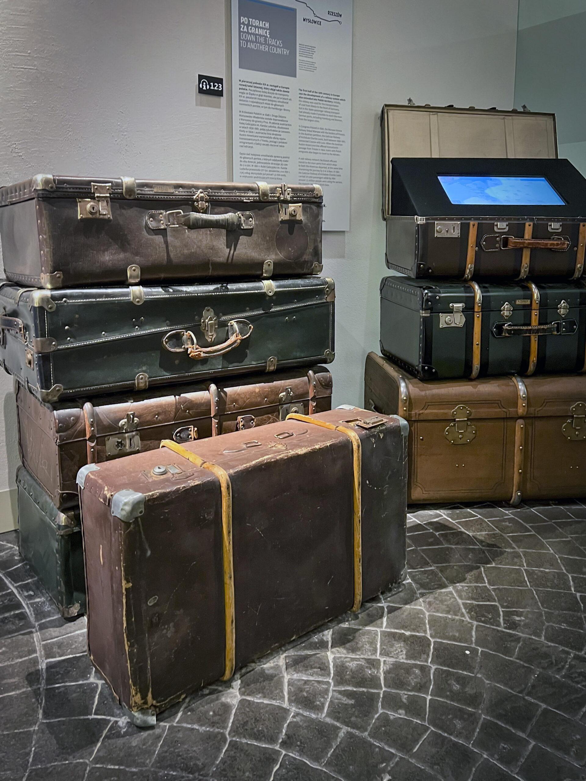 walizki w Muzeum Emigracji