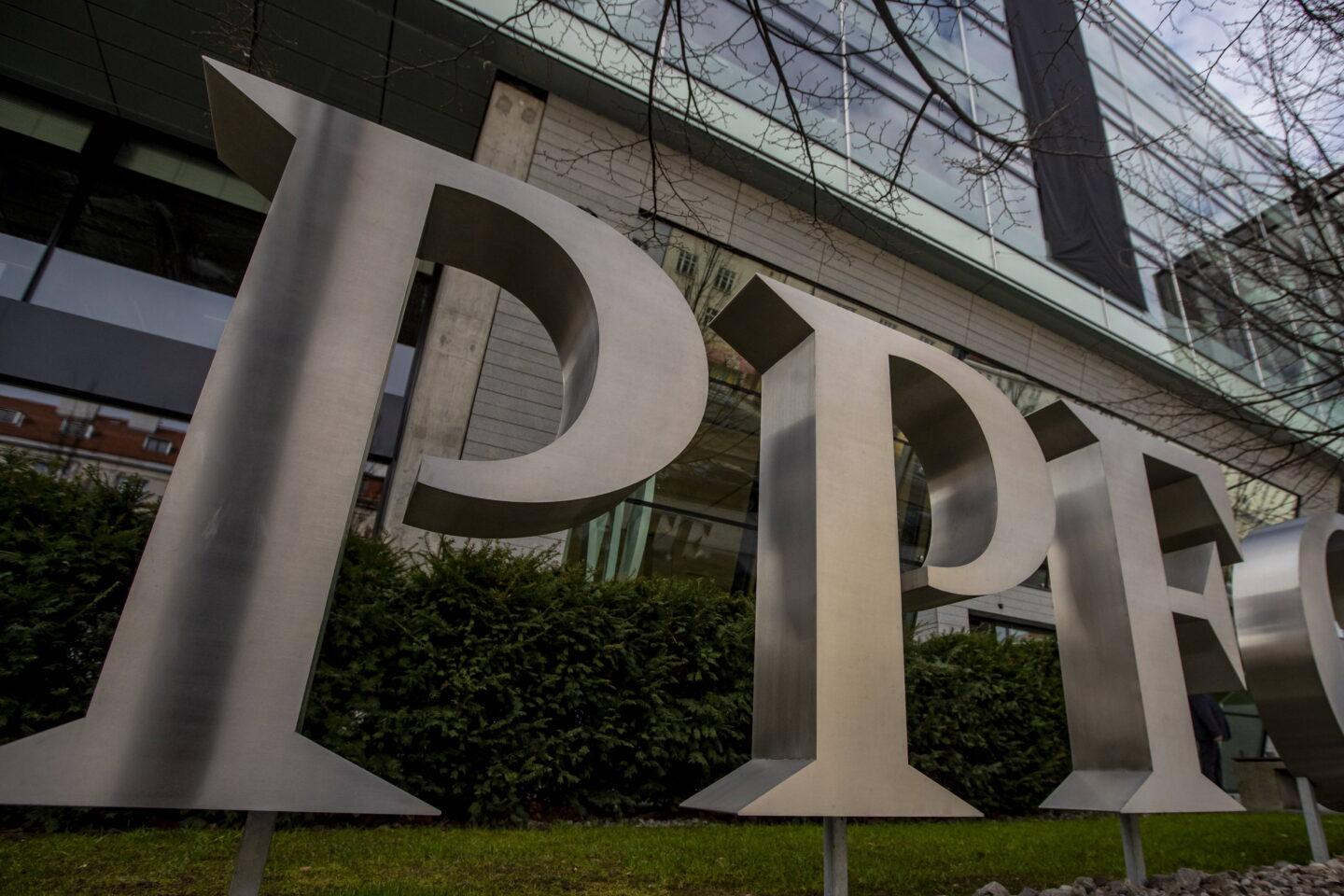 Logo PPF Group przed siedzibą tej firmy w Pradze.