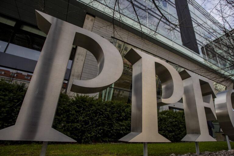 Logo PPF Group przed siedzibą tej firmy w Pradze.