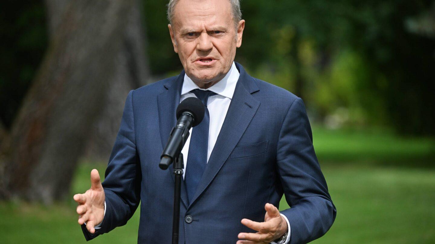 Premier Donald Tusk podczas konferencji prasowej w Kancelarii Prezesa Rady Ministrów w Warszawie, 13 sierpnia 2026 r.