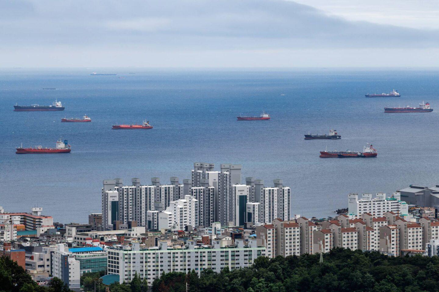 Tankowce u wybrzeży Ulsan w Południowej Korei