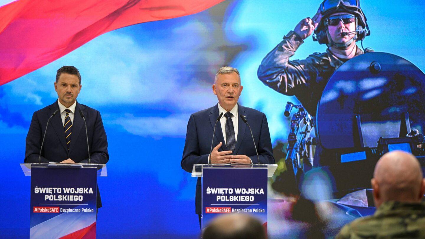 Prezydent Warszawy Rafał Trzaskowski (z lewej) i sekretarz stanu w MON Paweł Bejda podczas konferencji prasowej w Wojskowym Centrum Edukacji Obywatelskiej w Warszawie