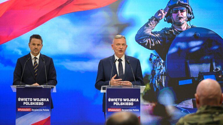 Prezydent Warszawy Rafał Trzaskowski (z lewej) i sekretarz stanu w MON Paweł Bejda podczas konferencji prasowej w Wojskowym Centrum Edukacji Obywatelskiej w Warszawie