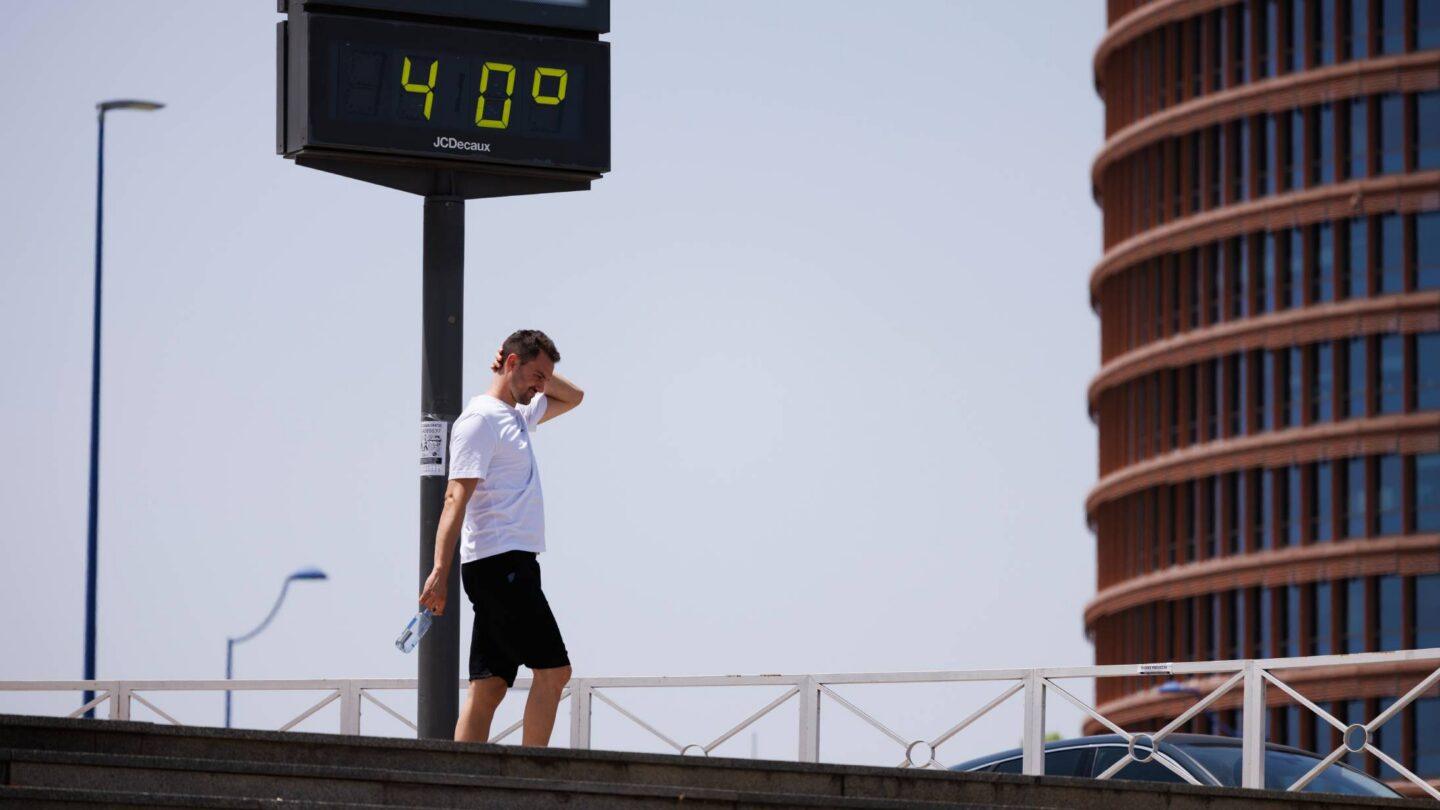 Termometr wskazujący temperaturę 40 stopni w hiszpańskiej Sewilli