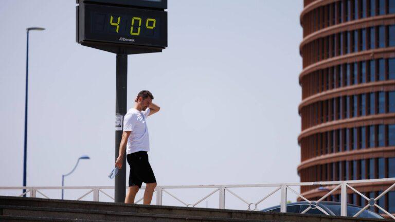 Termometr wskazujący temperaturę 40 stopni w hiszpańskiej Sewilli