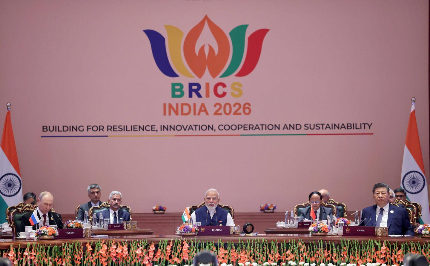 BRICS 2026 w New Delhi, na zdjęciu Xi Jinping, prezydent Chin (z prawej), premier Indii Narendra Modi (w środku), oraz prezydent Rosji Władimir Putin (z lewej) podczas 18 sesji liderów BRICS 13 września 2026.