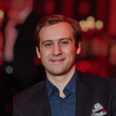 Zarządzający funduszami Opoka TFI Fundusz może generować sygnały ilościowe w oparciu o sygnały cenowe (np. momentum cenowe) oraz fundamentalne (np. tempo bicia oczekiwań analityków co do wyników). Analizę fundamentalną można prowadzić w sposób dyskrecjonalny i systematyczny. Wyniki funduszy wykorzystujących AI są zależne od jakości zespołu, tak jak w funduszach dyskrecjonalnych – samo wykorzystywanie AI nie daje przewagi, tak samo jak inwestowanie dyskrecjonalne. Na koniec dnia zespół musi generować dobre hipotezy badawcze, mieć solidny warsztat techniczny do weryfikacji tych hipotez oraz dobre zaplecze techniczne do optymalnej egzekucji strategii. Co by się musiało wydarzyć, żeby fundusze wykorzystujące AI były przyszłością asset managementu? Przełom w modelach językowych, tak żeby były w stanie konkurować z ludźmi w zakresie kreatywności i osądu – wtedy w funduszach systematycznych modele mogłoby same generować hipotezy, a w funduszach dyskrecjonalnych konkurować z ludźmi np. w ocenie przewag konkurencyjnych spółek.