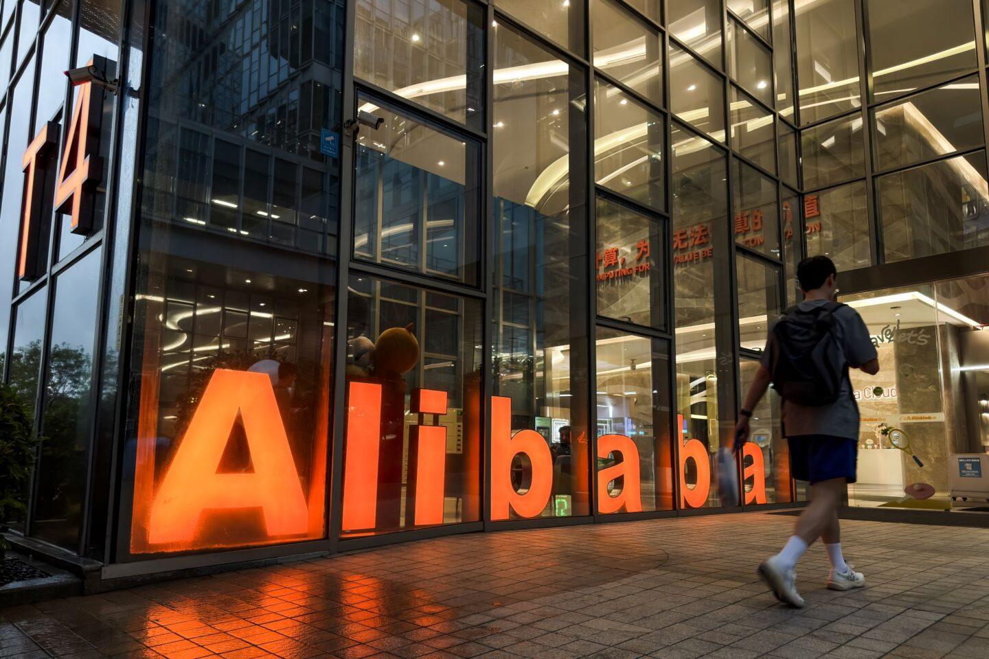 Logo firmy Alibaba na budynku w Shenzen
