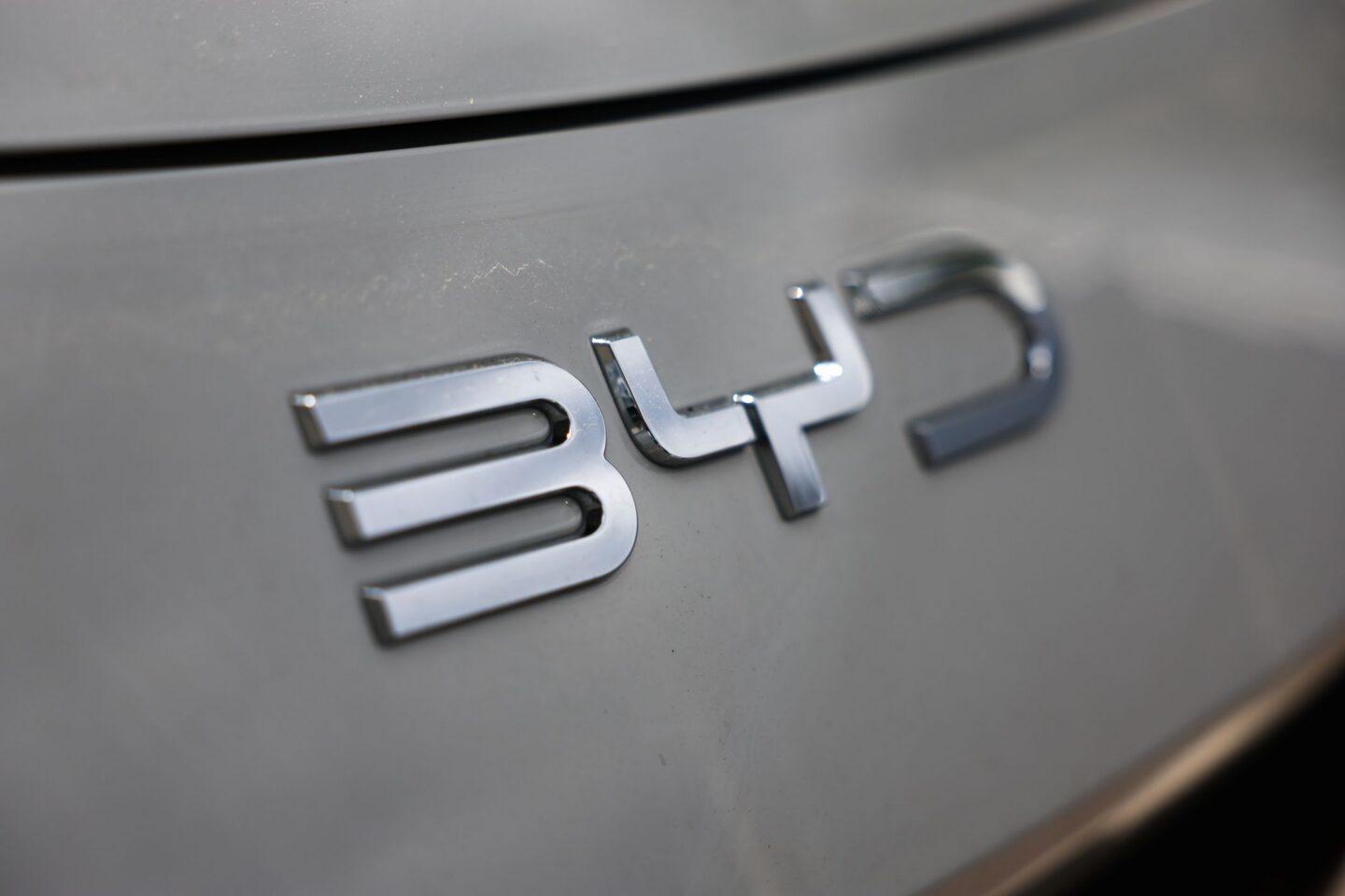 Logo koncernu BYD na samochodzie