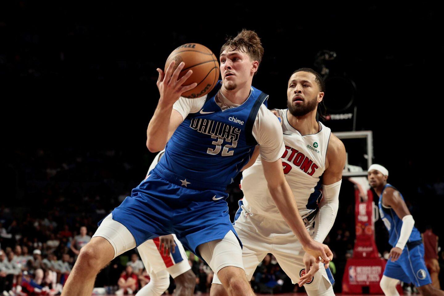 Cooper Flagg (po lewej) i Cade Cunningham z drużyny Detroit Pistons (po prawej)