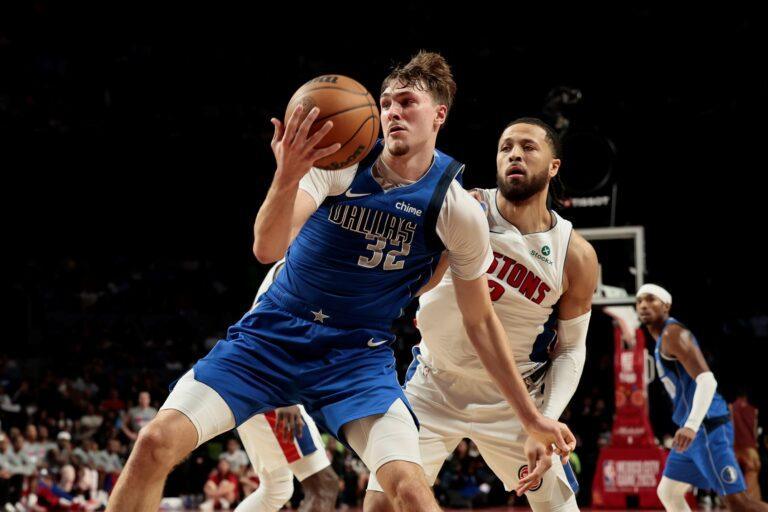 Cooper Flagg (po lewej) i Cade Cunningham z drużyny Detroit Pistons (po prawej)