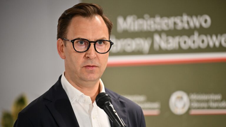 Wiceprezes spółki Eycore Tomasz Kusowski podczas uroczystości podpisania listów intencyjnych w sprawie współpracy w ramach Zielonego Okręgu Przemysłowego Kaszubia, 18.03.2026 r. Fot. PAP/Marcin Gadomski