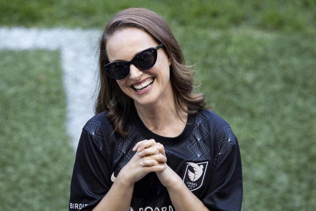 Natalie Portman w okularach na meczu Angel City FC