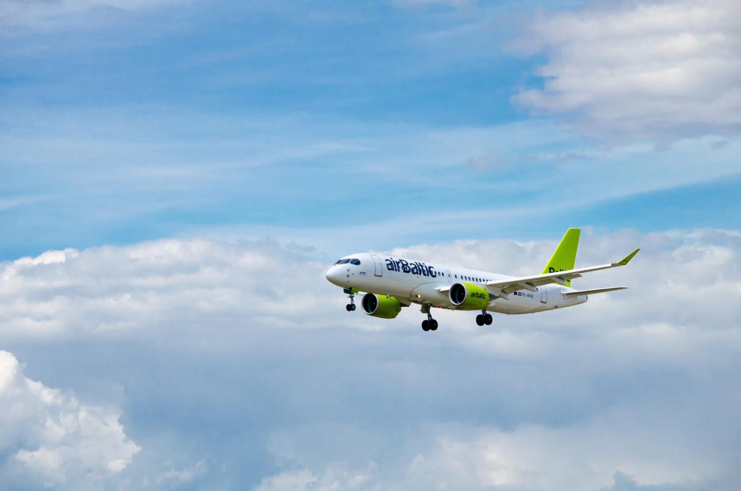 Samolot airBaltic w powietrzu