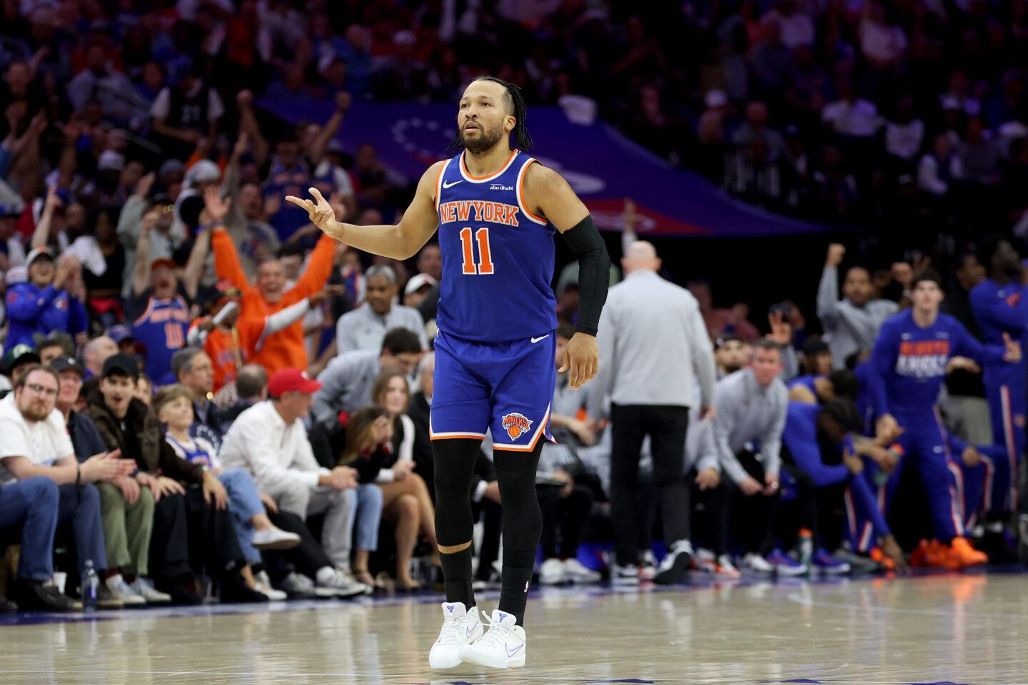 Jalen Brunson świętujący trafiony rzut za trzy punkty.