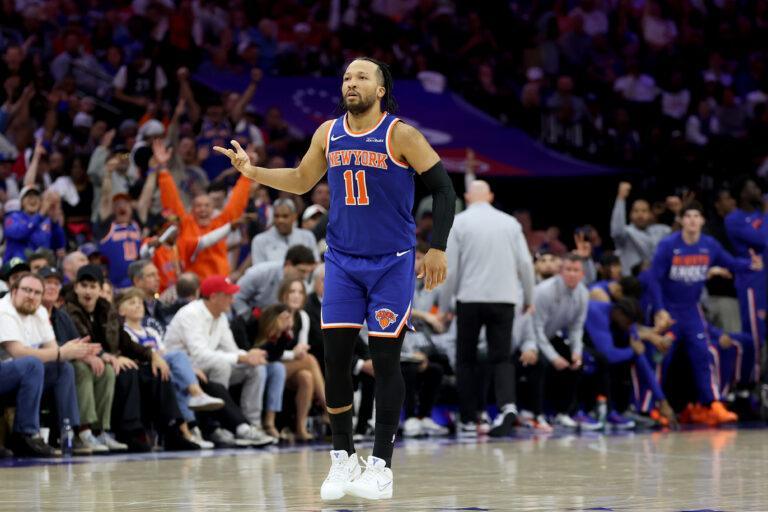 Jalen Brunson świętujący trafiony rzut za trzy punkty.