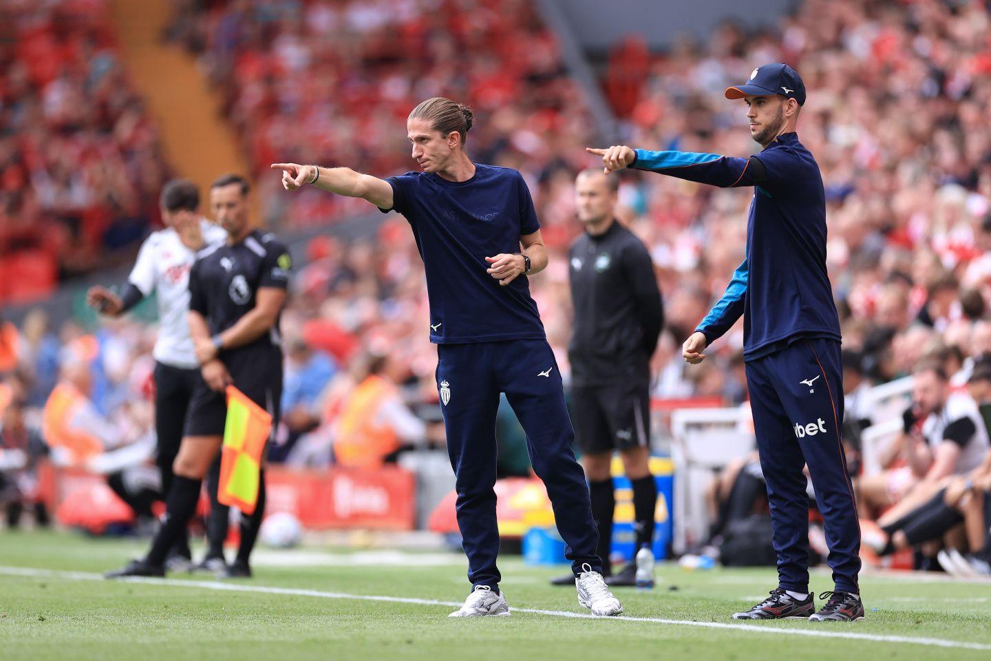 Filipe Luis instruuje piłkarzy AS Monaco w trakcie przedsezonowego meczu z Liverpoolem na Anfield