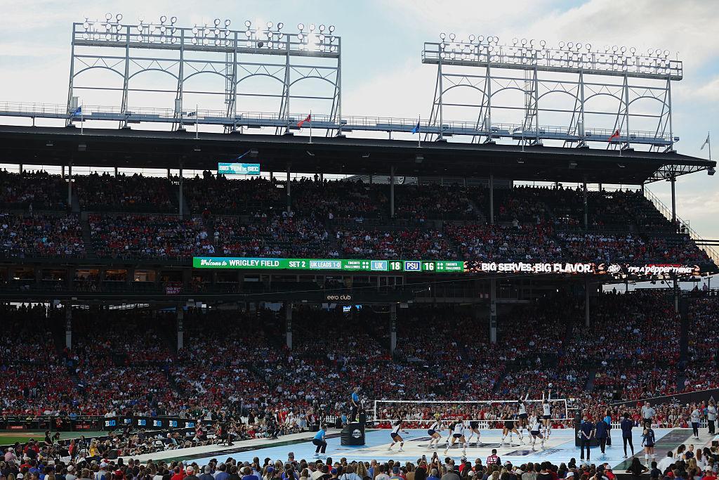 Boisko do siatkówki na murawie stadionu baseballowego