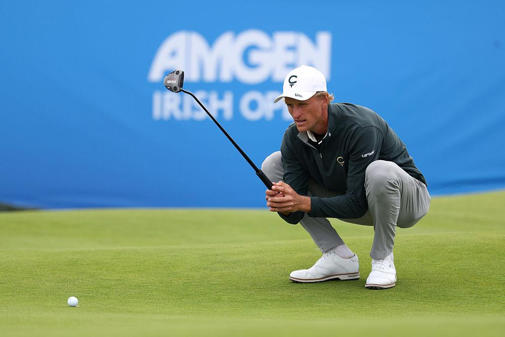 Adrian Meronk przed golfowym uderzeniem