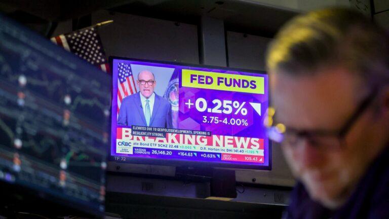 Trading floor na nowojorskiej giełdzie papierów wartościowych. W tle informacja o decyzji FOMC. Fot. Michael Nagle/Bloomberg via Getty Images