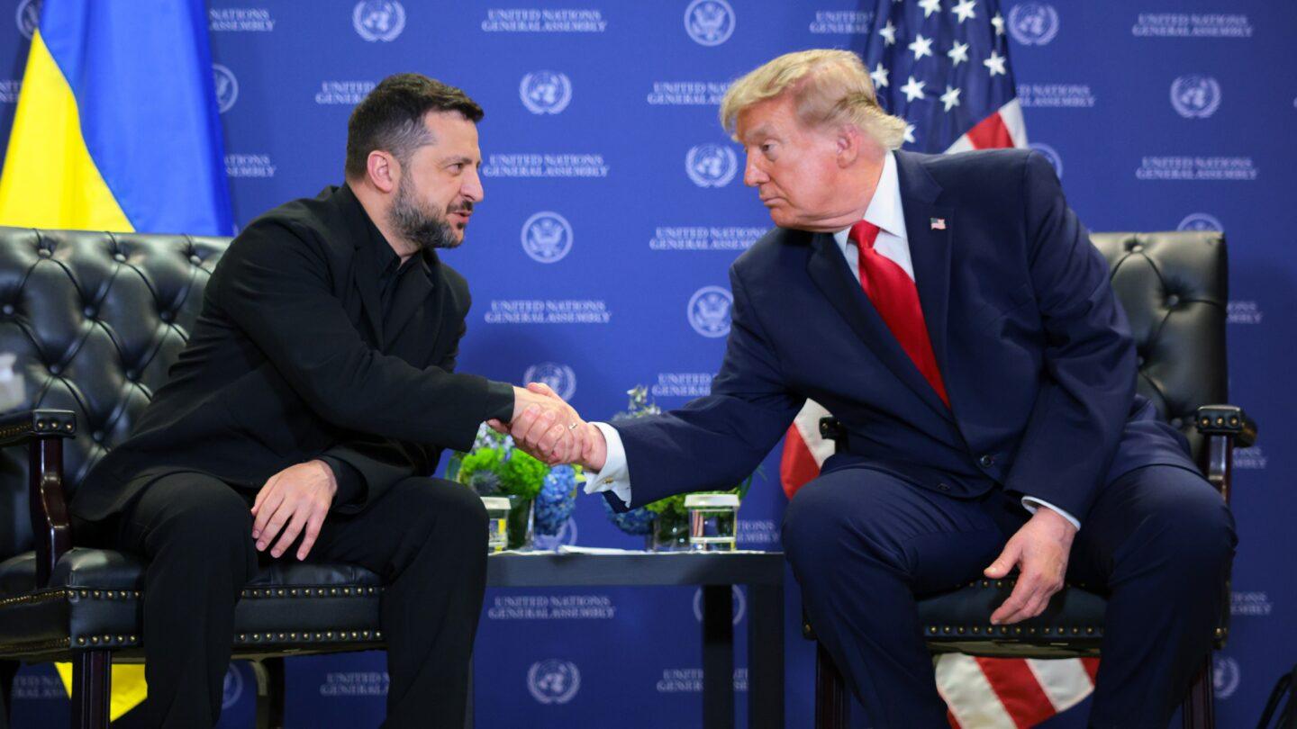 Prezydent Ukrainy Wołodymyr Zełenski i prezydent USA Donald Trump podają sobie ręce podczas bilateralnego spotkania przy okazji 81. sesji ONZ w Nowym Jorku, 22 września 2026 r. Fot. Chip Somodevilla/Getty Images