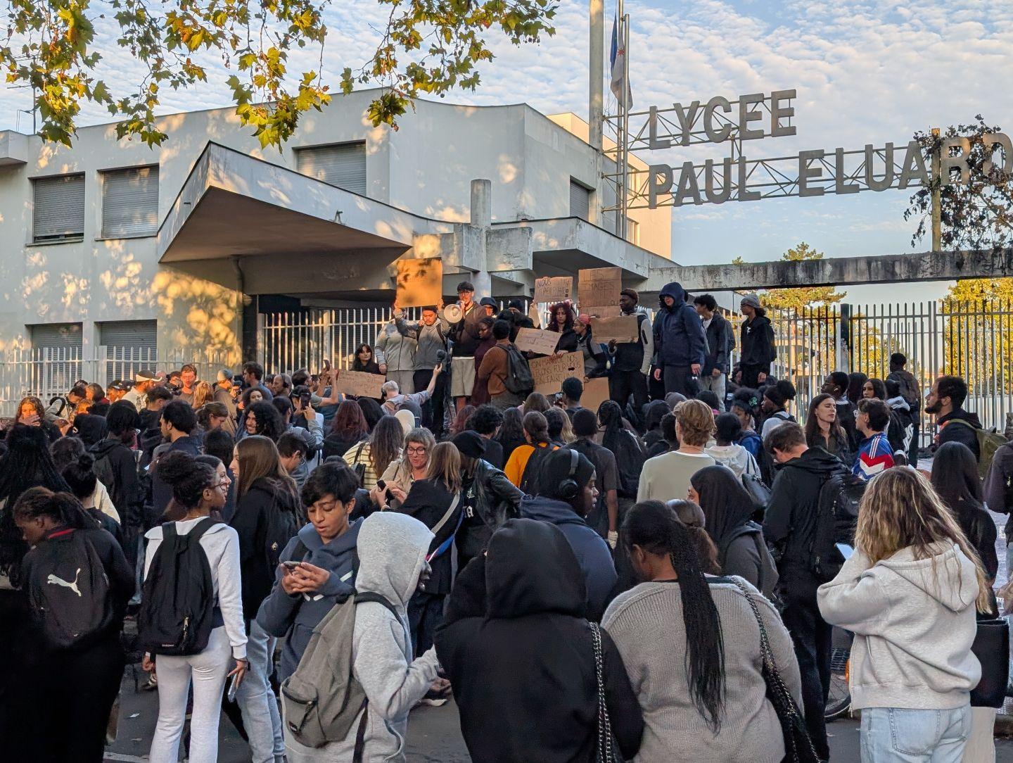 Protesty uczniów, Paryż, Francja, 29 września, uczniowie zabarykadowali wejście do liceum Lycee Paul-Eluard w północnych przedmieściach Paryża w Saint-Denis