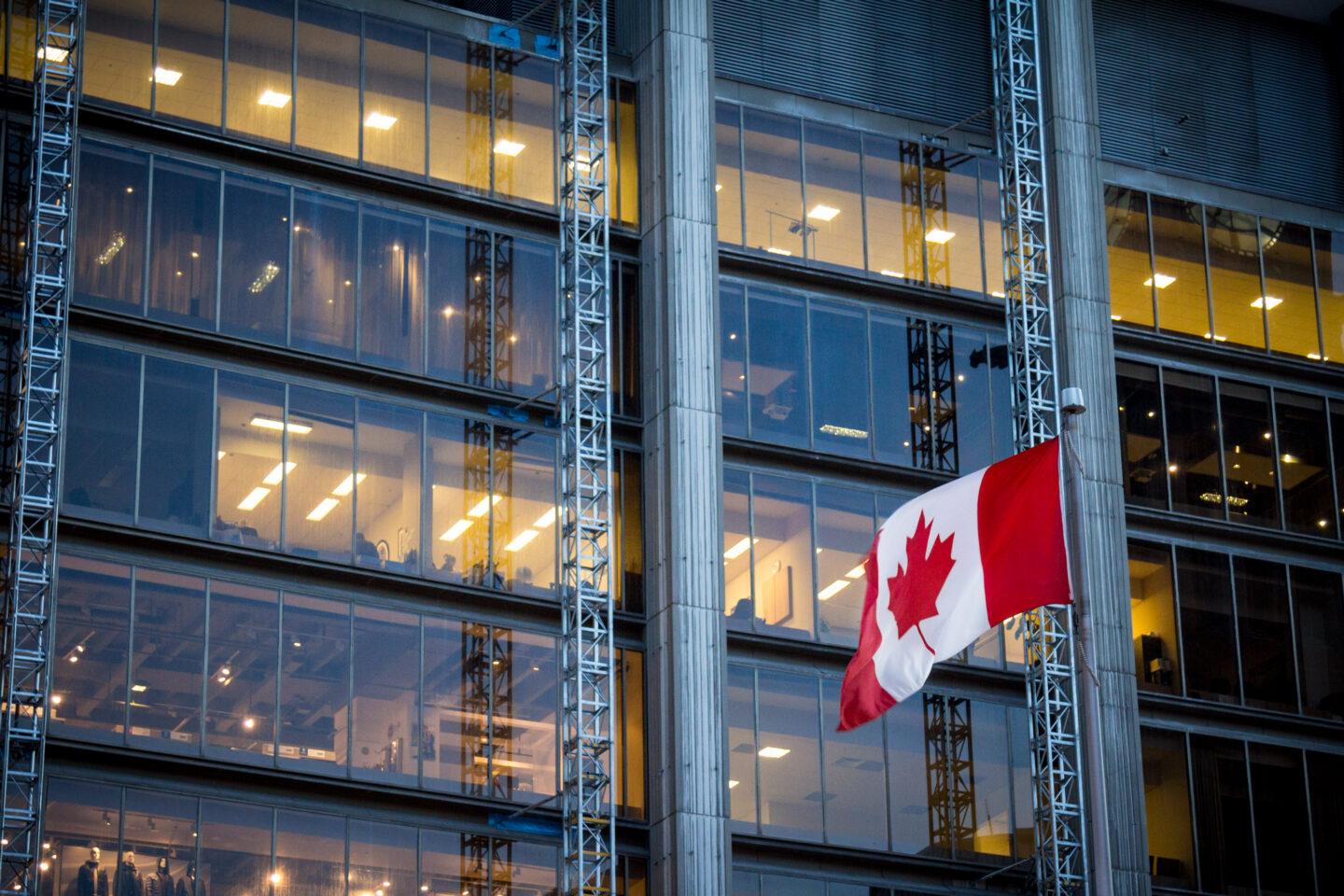 Kanadyjska flaga na tle biurowca w dzielnicy finansowej Toronto