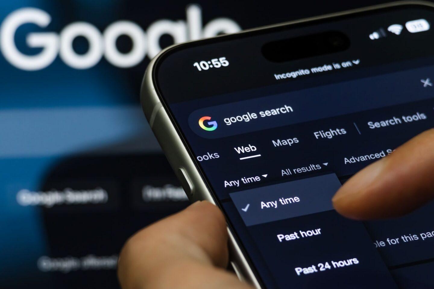 Wyszukiwarka Google na telefonie na tle logo Google
