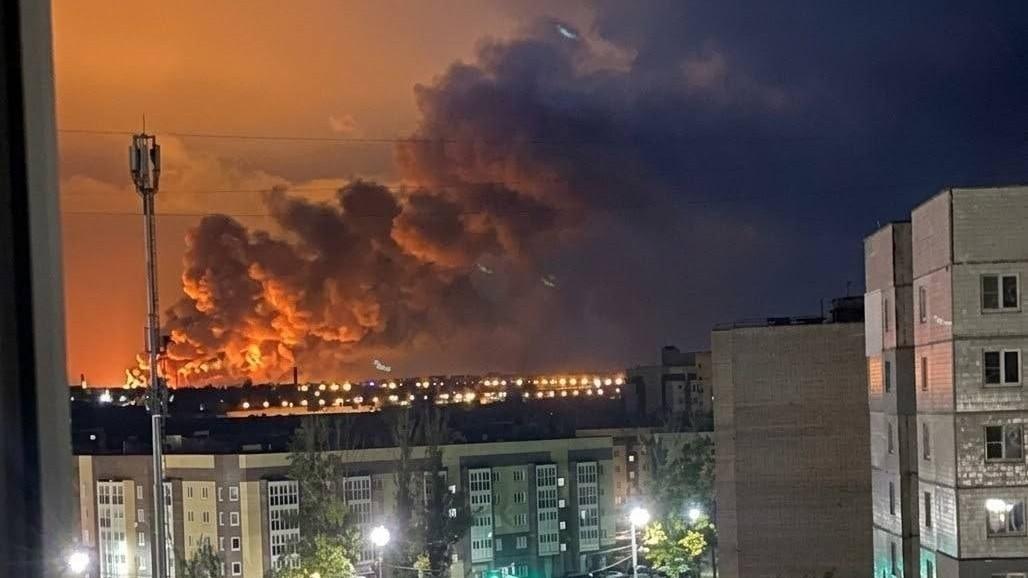 Rosyjska rafineria w płomieniach. Fot. Constantine/Platforma X