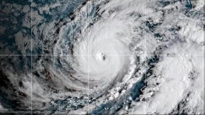 Zdjęcie satelitarne opublikowane przez NOAA ukazujące huragan Lowell zbliżający się do Hawajów. Fot. AP