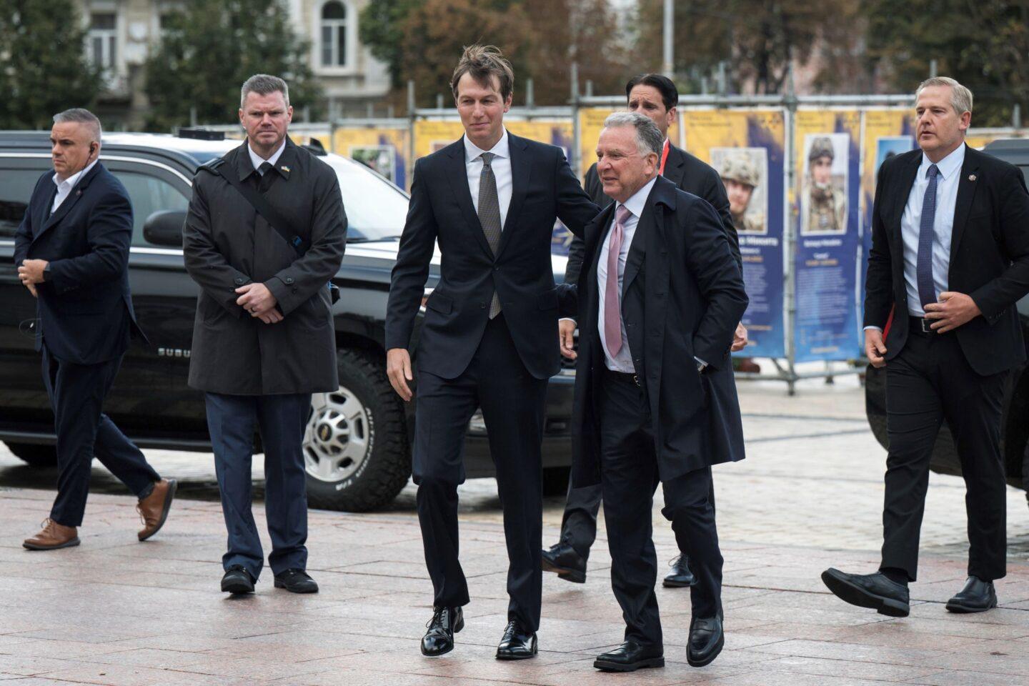 Jared Kushner (3L) i Steve Witkoff (4L) w Kijowie.