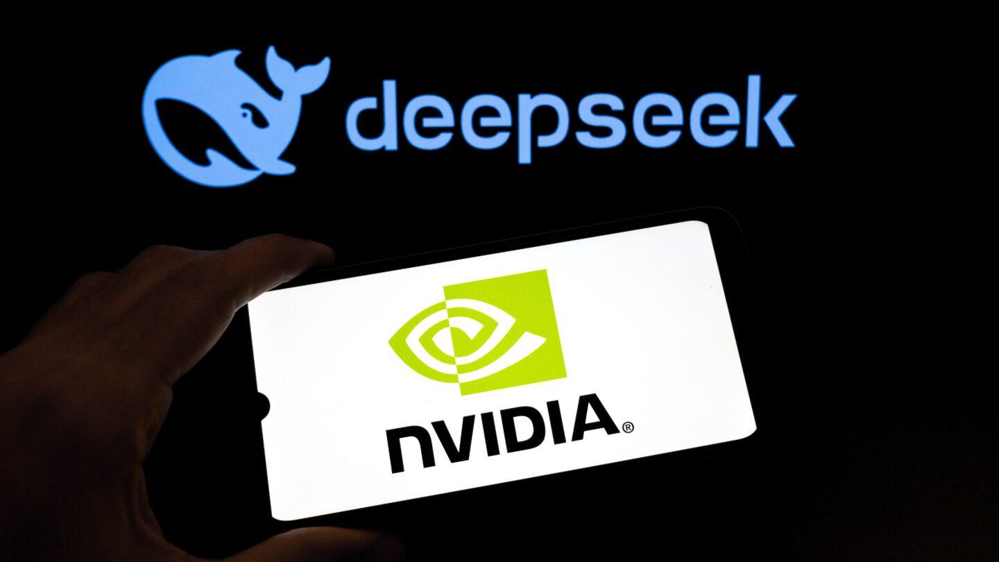 Logo Nvidii i DeepSeek. Fot. Nikolas Kokovlis/NurPhoto via Getty Images