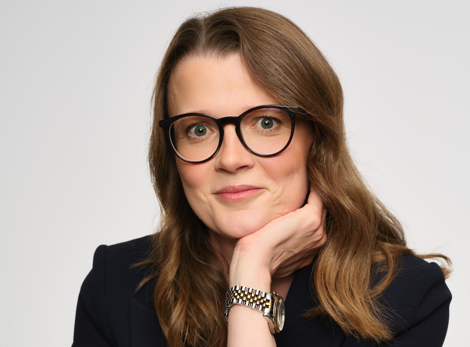 - Tym, co najmocniej wpływa dziś na zmianę branżę beauty na całym świecie, jest rozwój sztucznej inteligencji. Wokół nas pojawia się coraz więcej danych. Z jednej strony to ogromna szansa, ale z drugiej wyzwanie związane z ich właściwym wykorzystaniem. W L’Oréal dysponujemy zasobami liczącymi 17 TB danych dotyczących skóry i włosów. Odpowiada to ok. 3,5 mln piosenek czy zdjęć – dla zobrazowania, jest to 25 lat słuchania muzyki bez przerwy - mówi Małgorzata Misiura, Chief Digital Marketing Officer odpowiadająca za agendę innowacji w L'Oréal Polska i Kraje Bałtyckie./fot. materiały prasowe L'Oréal Polska
