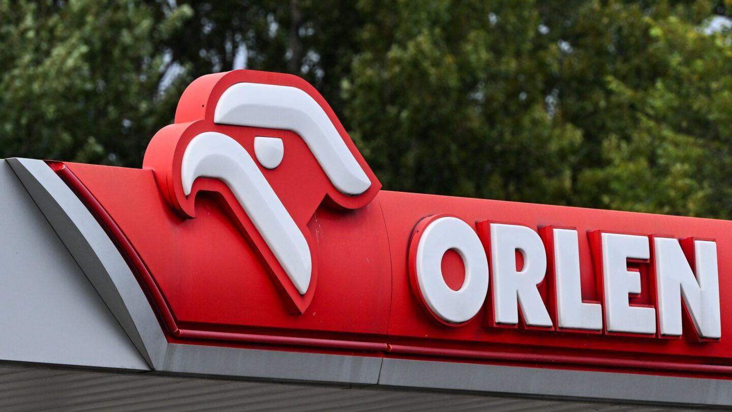 Logo Orlenu na stacji benzynowej. Fot. Artur Widak/NurPhoto via Getty Images