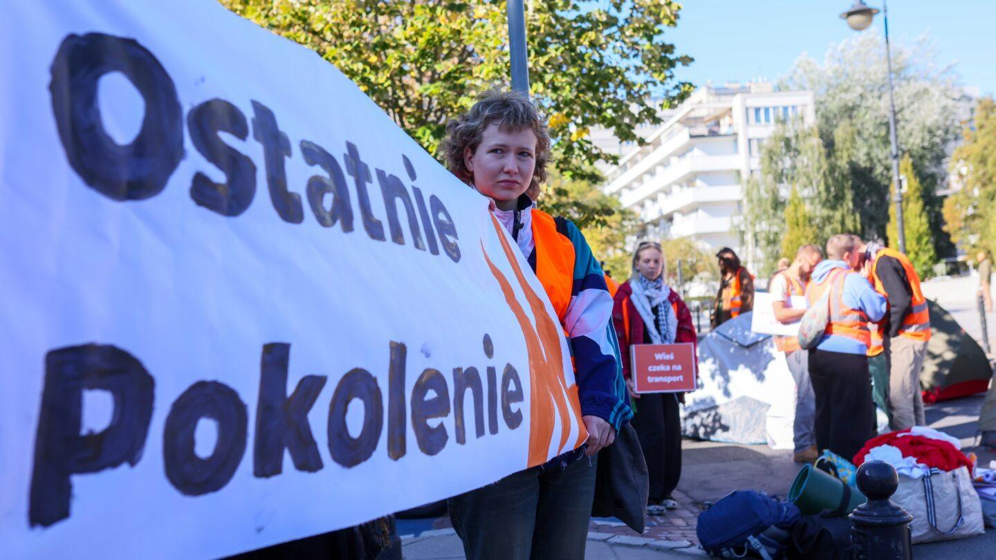 Aktywiści z Ostatniego Pokolenia w trakcie okupacji pod sejmem, 26.09.2025. Fot. PAP/Leszek Szymański