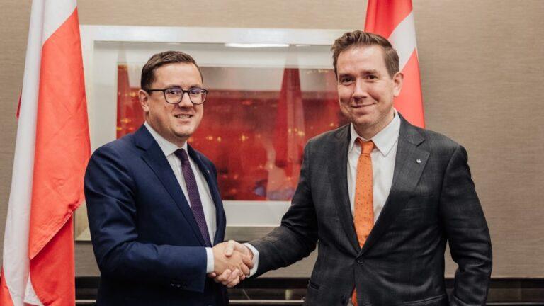Od lewej minister energii Miłosz Motyka i sekretarz parlamentarny ministra energii Kanady Corey Hogan. Fot. mat. prasowe