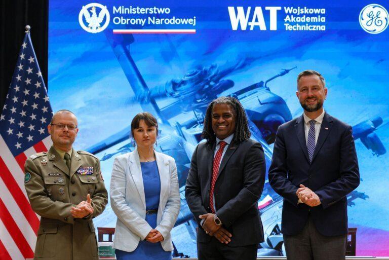 Honorata Hencel (2L), Rektor-Komendant WAT gen. bryg. prof. Przemysław Wachulak (L) oraz wiceprezes GE Aerospace Shawn Kentrell Warren (2P)