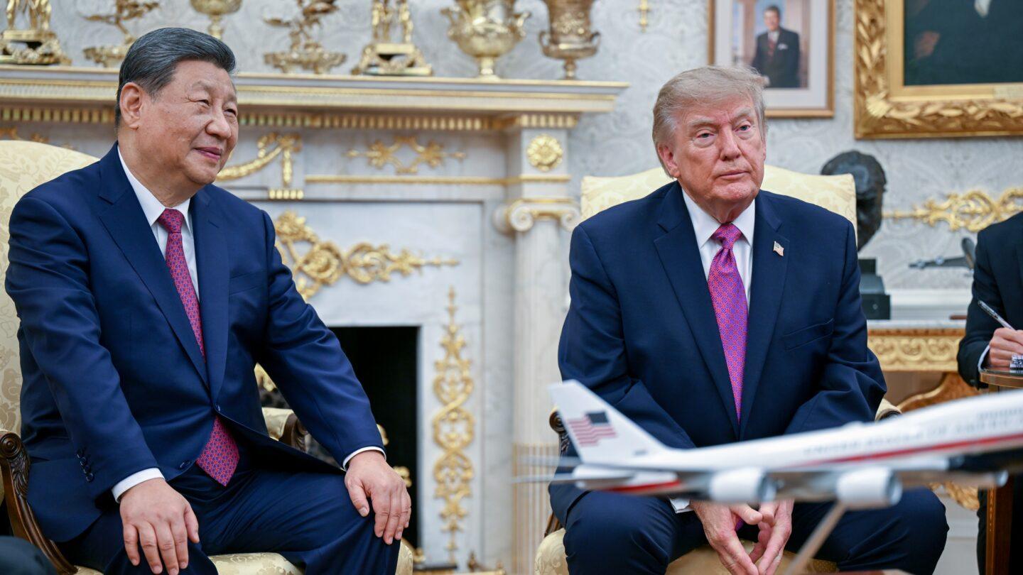 Prezydent Chin Xi Jinping i prezydent USA Donald Trump w gabinecie owalnym. Fot. Annabelle Gordon/CNP/Bloomberg via Getty Images