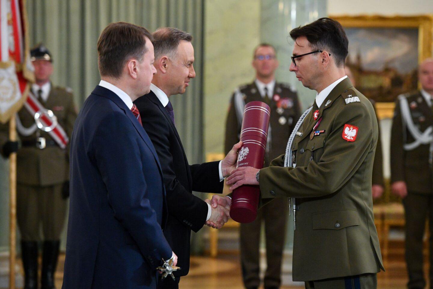 Romuald Maksymiuk podczas wręczania nominacj generalskich przez prezydenta Andrzeja Dudę