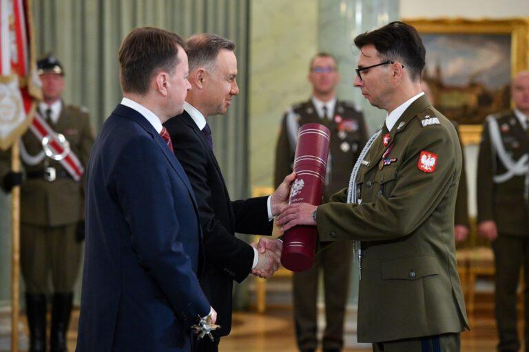 Romuald Maksymiuk podczas wręczania nominacj generalskich przez prezydenta Andrzeja Dudę