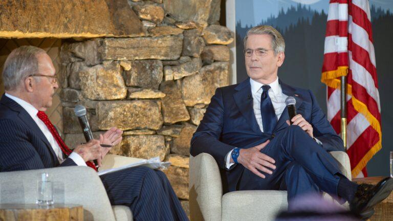 Prowadzący stacji FOX Business Network Larry Kudlow oraz sekretarz skarbu USA Scott Bessent rozmawiają podczas spotkania w Asheville. Fot. EPA/JESSE BARBER Dostawca: PAP/EPA.