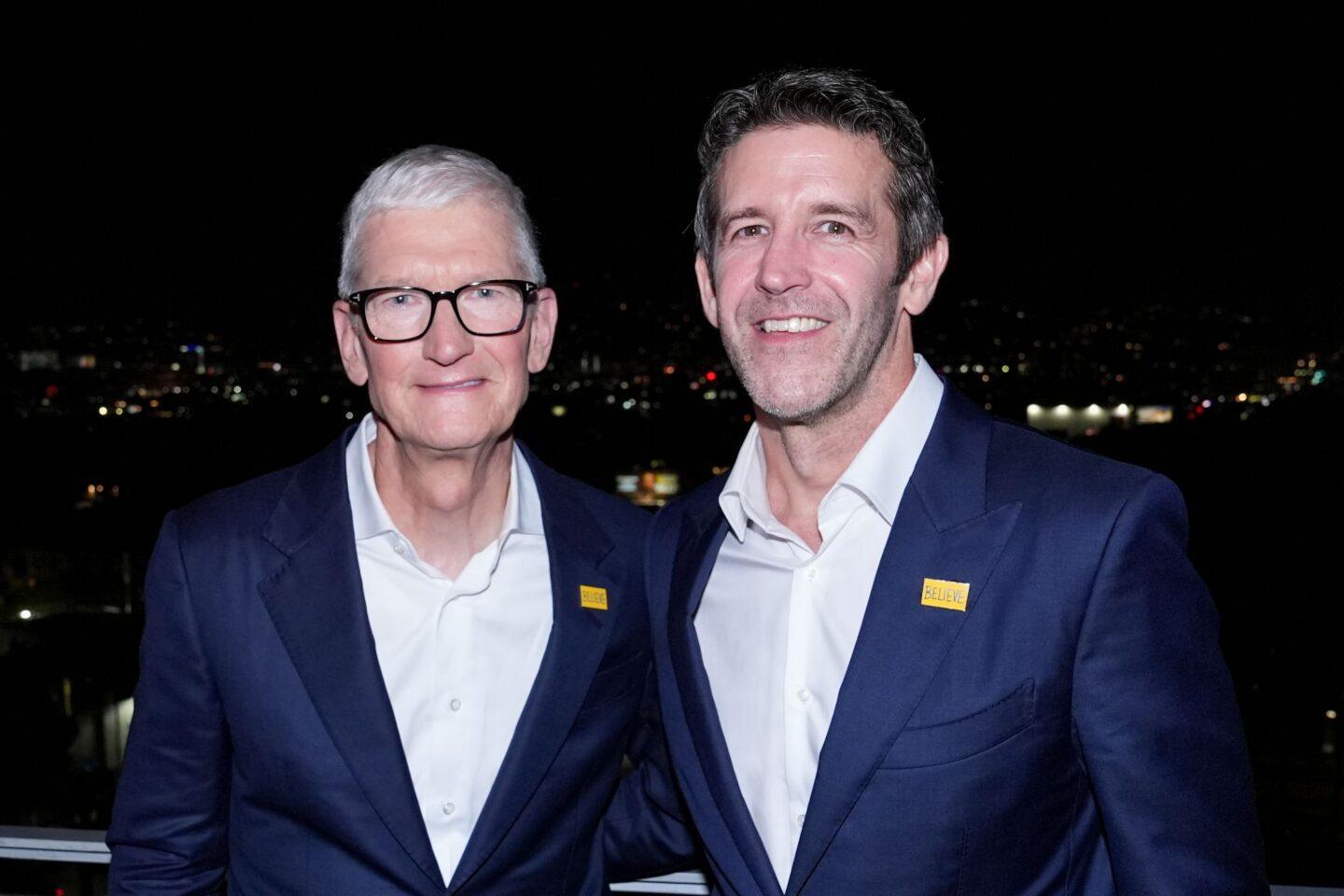 Tim Cook (L) i John Ternus (P)
