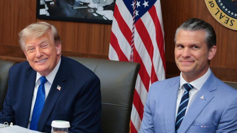 Prezydent USA Donald Trump i szef Pentagonu Pete Hegseth. Fot. Anna Moneymaker/Getty Images