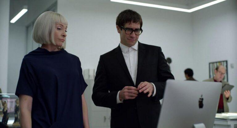 Jake Gyllenhaal, jako sfrustrowany krytyk i Toni Collette, jako przebiegła kuratorka w filmie The Velvet Buzzsaw.