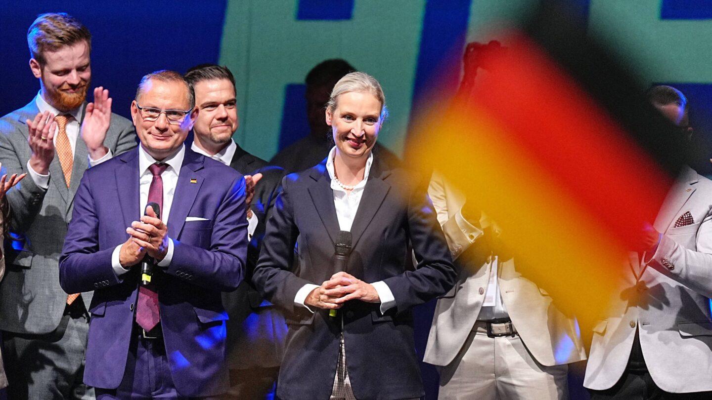 Wieczór wyborczy klubu parlamentarnego AfD po ogłoszeniu wyników exit poll. Fot. Michael Kappeler/dpa. Źródło: PAP/DPA.