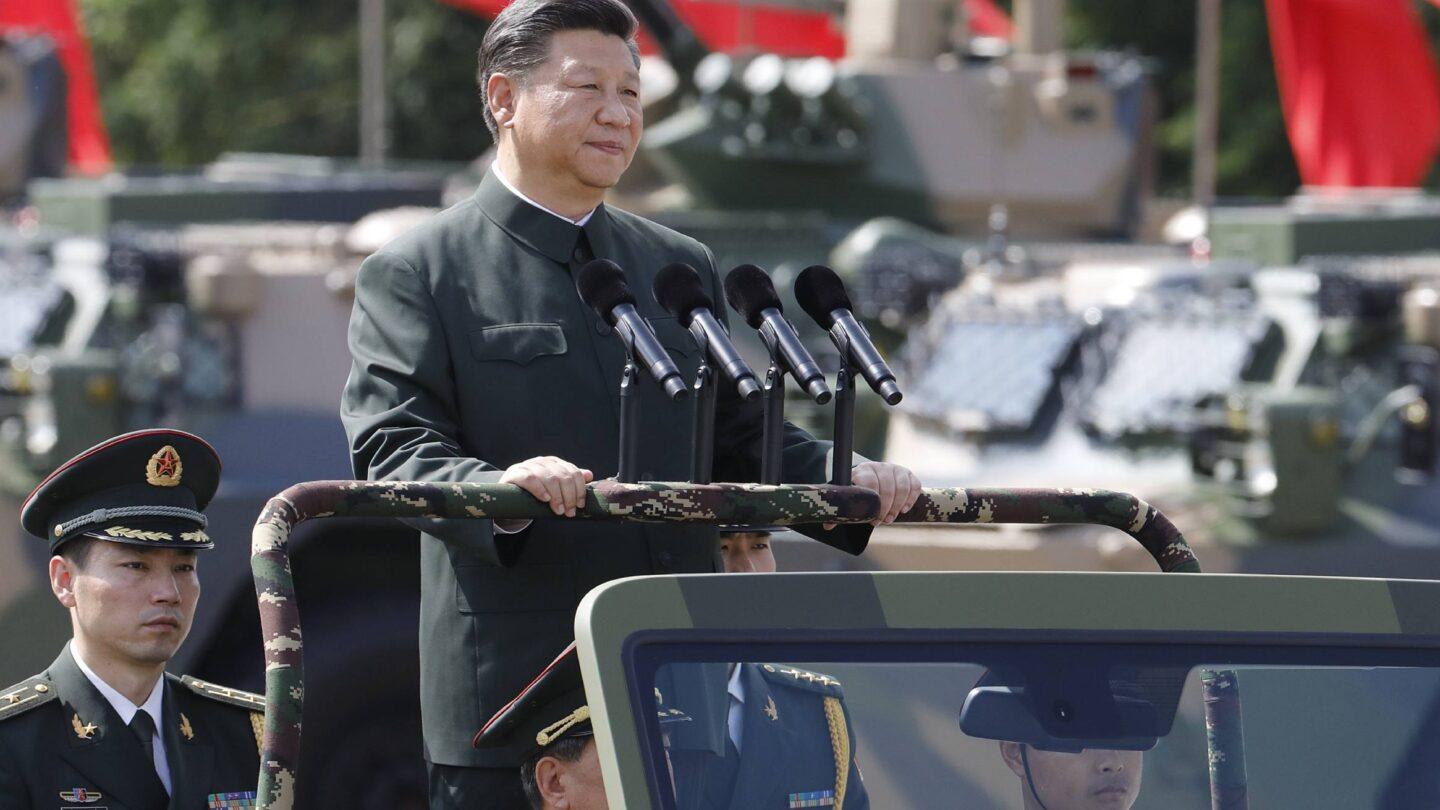 Chiński dyktator Xi Jinping w trakcie parady wojskowej