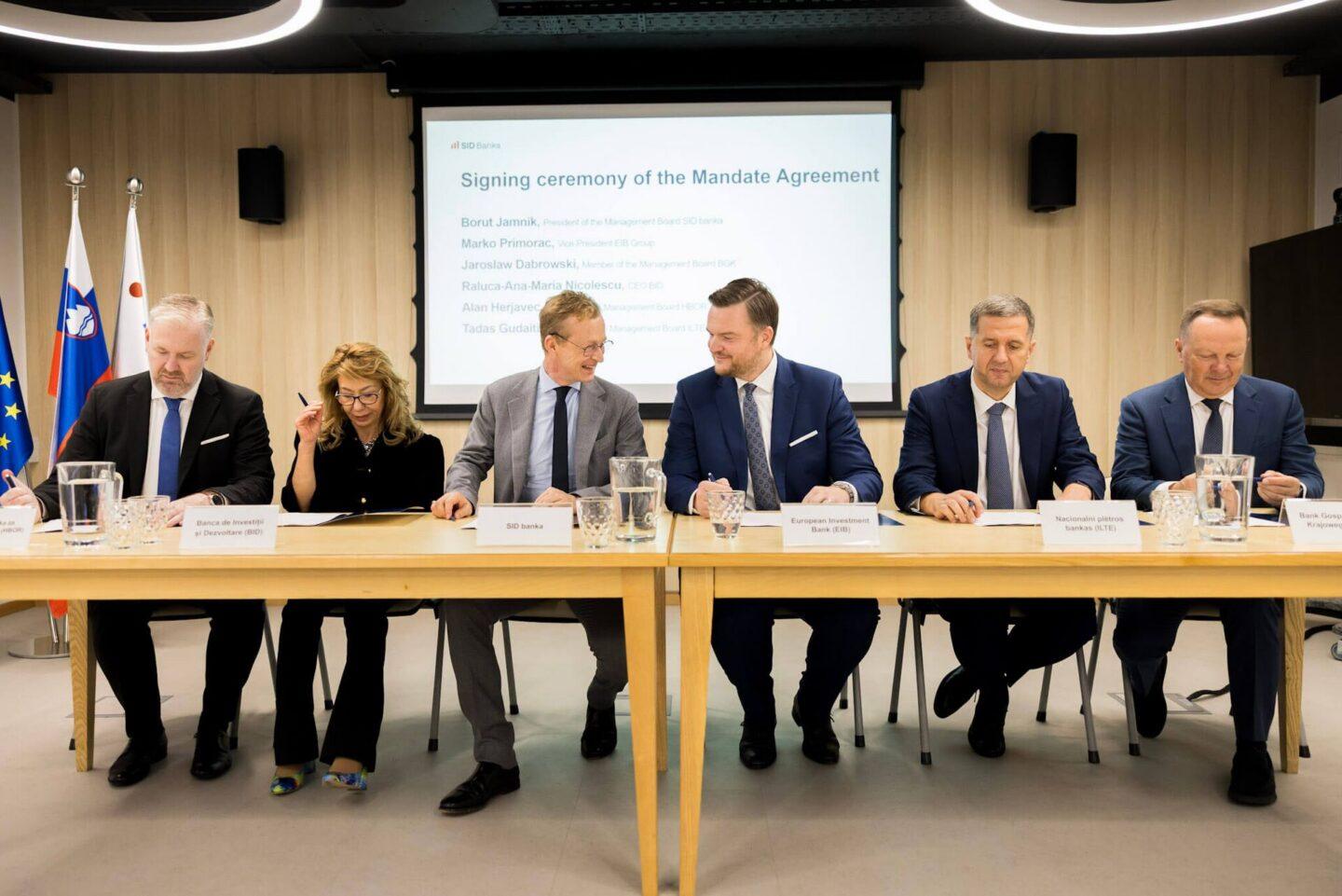 Podpisanie dokumentu o powołaniu 3SII FoF. Na zdjęciu od lewej: Alan Herjavec (HBOR), Raluca-Ana-Maria Nicolescu (BID), Borut Jamnik (SID), Marko Primorac (grupa EBI), Tadas Gudaitis (ILTE) oraz Jarosław Dąbrowski (BGK)