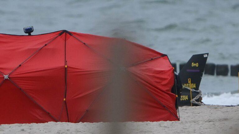 Wojskowy bezzałogowiec na plaży w Rusinowie. Fot. PAP/Adam Warżawa