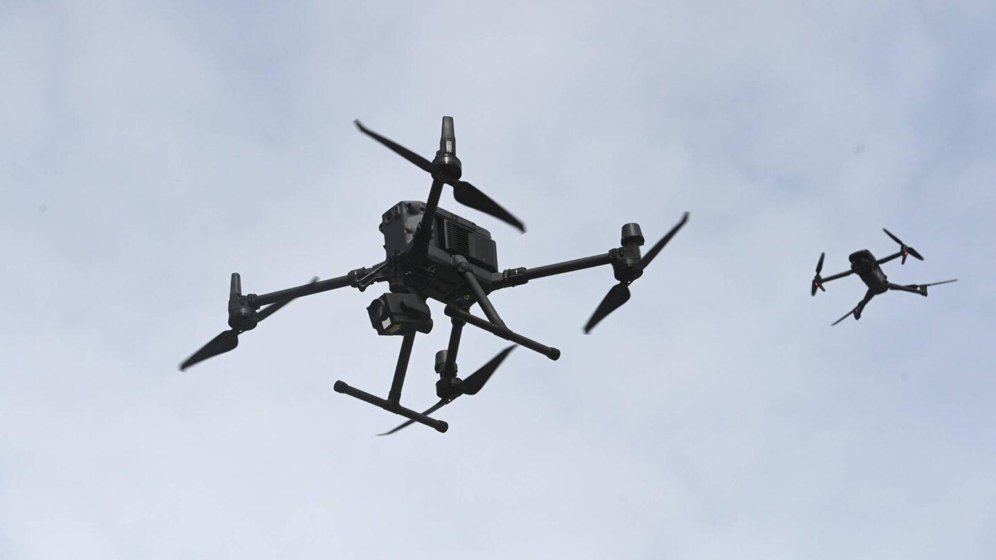 Pokaz dronów podczas briefingu prasowego w siedzibie PAŻP w Warszawie
